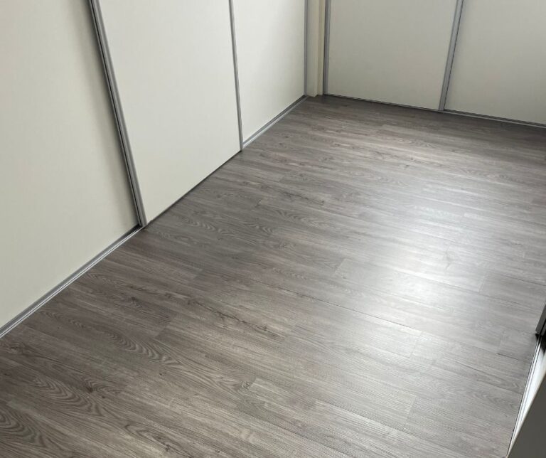 Vinyl floor silver